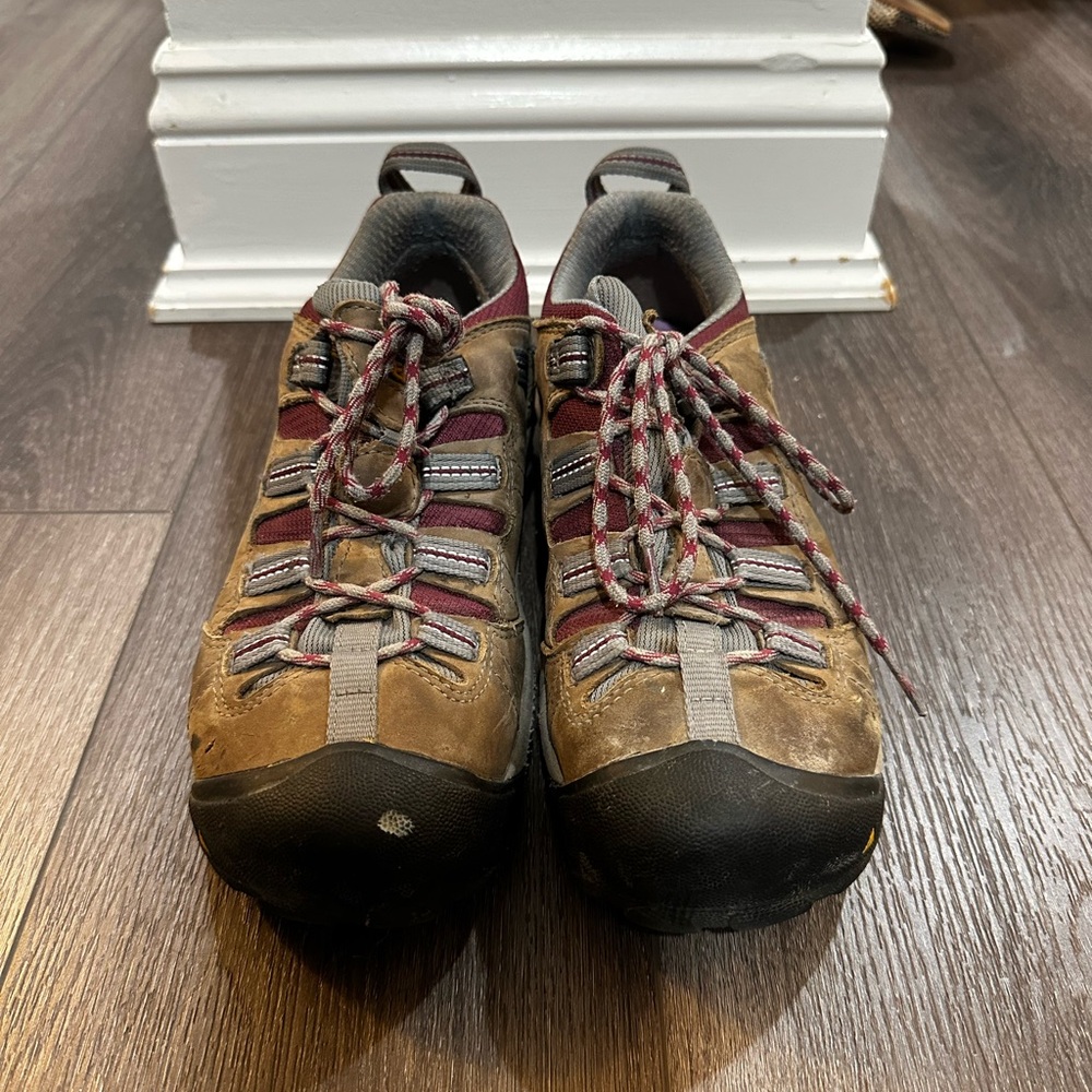 KEEN Tan and Burgundy Outdoor Shoes - Picture 2 of 4